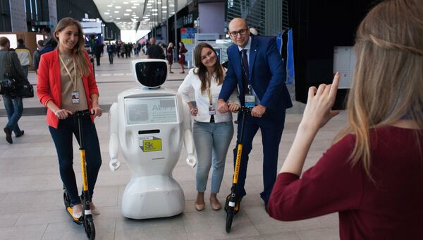 Посетители фотографируются с роботом Promobot на XX Петербургском международном экономическом форуме Посетители фотографируются с роботом Promobot на XX Петербургском международном экономическом форуме