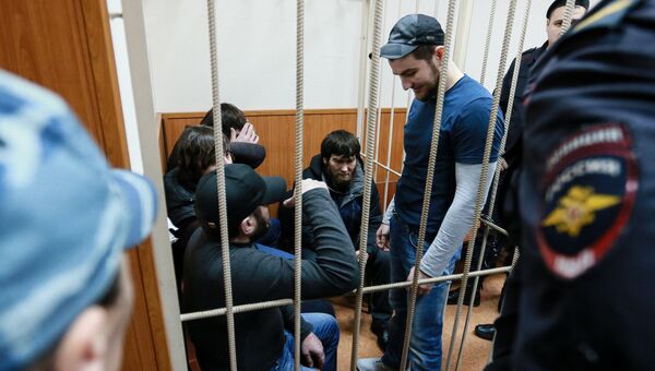 Заур Дадаев, братья Анзор и Шадид Губашевы, Темирлан Эскерханов и Хамзат Бахаев, обвиняемые в совершении убийства политика Бориса Немцова, в зале Басманного суда Москвы. Архивное фото Заур Дадаев, братья Анзор и Шадид Губашевы, Темирлан Эскерханов и Хамзат Бахаев, обвиняемые в совершении убийства политика Бориса Немцова, в зале Басманного суда Москвы. Архивное фото