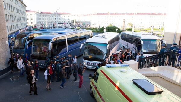 Доставка на вокзал Петрозаводска детей, эвакуированных из детского лагеря Сямозеро Доставка на вокзал Петрозаводска детей, эвакуированных из детского лагеря Сямозеро