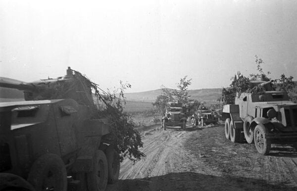 Моторизованная колонна Красной армии вблизи румынской границы. 1941 год Моторизованная колонна Красной армии вблизи румынской границы. 1941 год