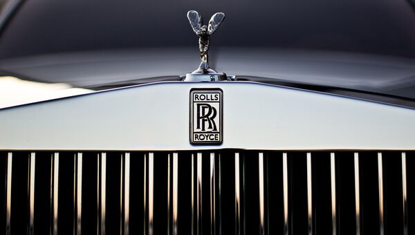 Эмблема Rolls-Royce на радиаторной решетке автомобиля Эмблема Rolls-Royce на радиаторной решетке автомобиля