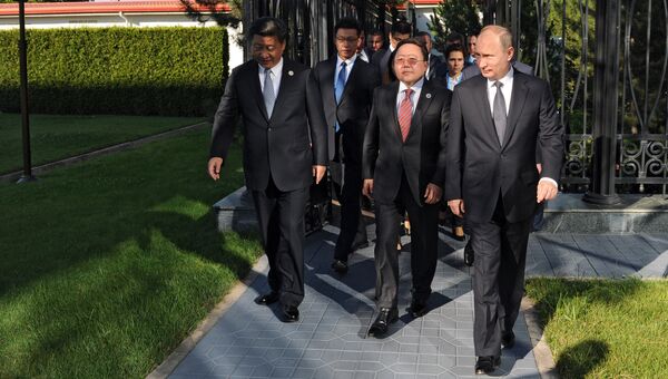 Президент РФ Владимир Путин, президент Республики Монголия Цахиагийн Элбэгдорж и председатель КНР Си Цзиньпин во время встречи в Ташкенте. 23 июня 2016 Президент РФ Владимир Путин, президент Республики Монголия Цахиагийн Элбэгдорж и председатель КНР Си Цзиньпин во время встречи в Ташкенте. 23 июня 2016