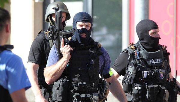 Полицейские у здания кинотеатра в немецком Фирнхайме, где произошла стрельба Полицейские у здания кинотеатра в немецком Фирнхайме, где произошла стрельба