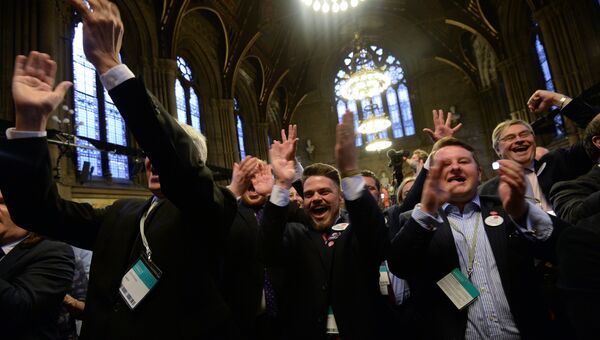 Члены Партии независимости Соединённого Королевства (UKIP) после объявления результатов голосов референдума по сохранению членства Великобритании в Европейском Союзе в Манчестере Члены Партии независимости Соединённого Королевства (UKIP) после объявления результатов голосов референдума по сохранению членства Великобритании в Европейском Союзе в Манчестере