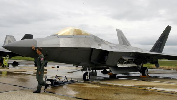 Истребитель F-22 Raptor на авиабазе ВВС США Эндрюс Истребитель F-22 Raptor на авиабазе ВВС США Эндрюс