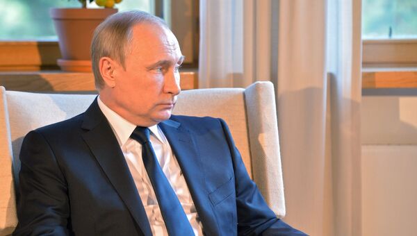 Президент РФ Владимир Путин во время встречи в Наантали с президентом Финляндской Республики Саули Ниинистё Президент РФ Владимир Путин во время встречи в Наантали с президентом Финляндской Республики Саули Ниинистё
