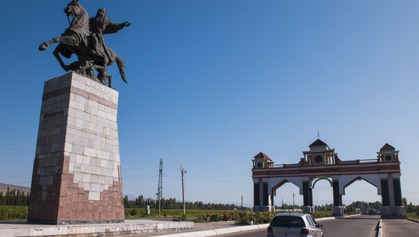 Памятник герою киргизского народного эпоса Курманбеку баатыру на въезде в город Джалал-Абад в Киргизии Памятник герою киргизского народного эпоса Курманбеку баатыру на въезде в город Джалал-Абад в Киргизии