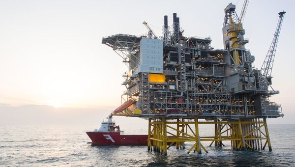 Нефтяная платформа и танкер в Северном море. Архивное фото Нефтяная платформа и танкер в Северном море. Архивное фото