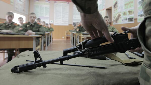 Воспитанники Санкт-Петербургского Суворовского военного училища на занятиях по военной подготовке. Архивное фото Воспитанники Санкт-Петербургского Суворовского военного училища на занятиях по военной подготовке. Архивное фото