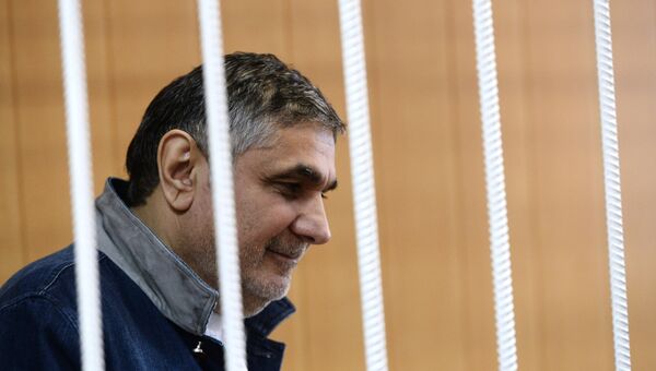 Захарий Калашов, известный как вор в законе Шакро Молодой, обвиняемый в вымогательстве, в зале заседаний Тверского суда города Москвы. Архивное фото Захарий Калашов, известный как вор в законе Шакро Молодой, обвиняемый в вымогательстве, в зале заседаний Тверского суда города Москвы. Архивное фото