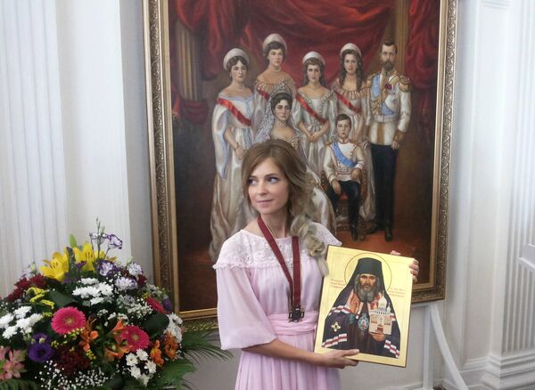 Наталья Поклонская передала в дар Ливадийскому дворцу портрет царской семьи Наталья Поклонская передала в дар Ливадийскому дворцу портрет царской семьи