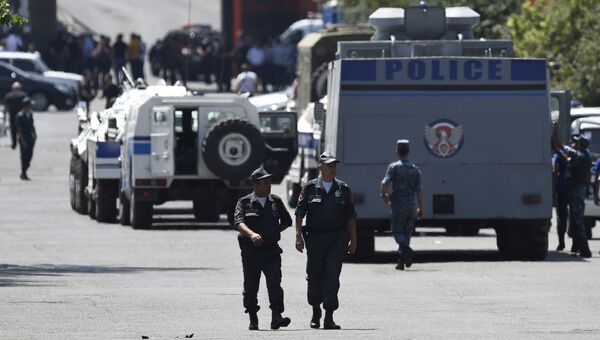 Захват здания полиции в Ереване. Архивное фото Захват здания полиции в Ереване. Архивное фото