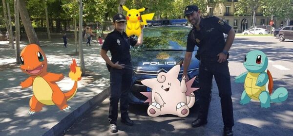 Сотрудники испанской полиции с персонажами Pokemon Go Сотрудники испанской полиции с персонажами Pokemon Go