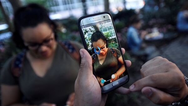 Игра в Pokemon Go на улице Нью-Йорка, США Игра в Pokemon Go на улице Нью-Йорка, США