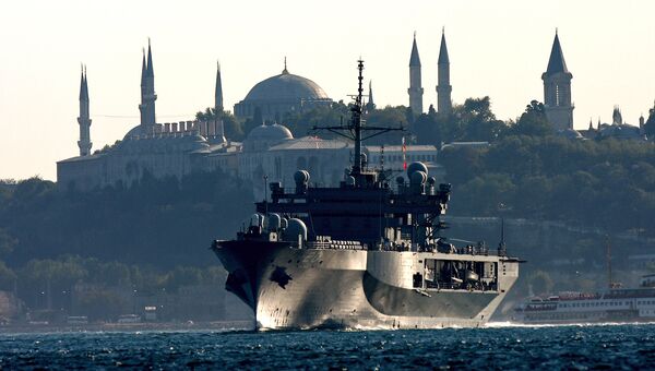 Флагманский корабль 6-го флота США USS Mount Whitney в проливе Босфор. 2008 год Флагманский корабль 6-го флота США USS Mount Whitney в проливе Босфор. 2008 год
