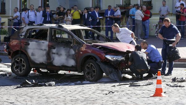 Сотрудники правоохранительных органов на месте взрыва автомобиля, в результате которого погиб журналист Павел Шеремет. Архивное фото Сотрудники правоохранительных органов на месте взрыва автомобиля, в результате которого погиб журналист Павел Шеремет. Архивное фото