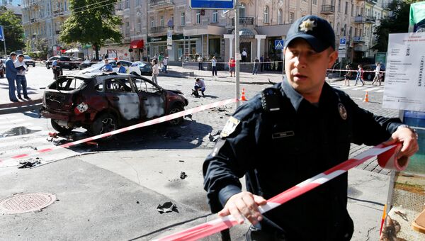 Сотрудник правоохранительных органов на месте взрыва автомобиля, в результате которого погиб журналист Павел Шеремет. Киев, Украина. 20 июля 2016 Сотрудник правоохранительных органов на месте взрыва автомобиля, в результате которого погиб журналист Павел Шеремет. Киев, Украина. 20 июля 2016