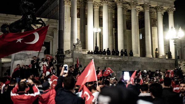 Митинг в поддержку Эрдогана в Вене, Австрия. 16 июля 2016. Архивное фото Митинг в поддержку Эрдогана в Вене, Австрия. 16 июля 2016. Архивное фото