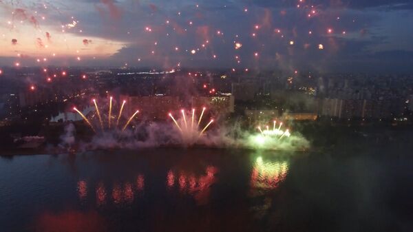 Грандиозное шоу фейерверков на фестивале Ростех в Москве. Съемка с дрона Грандиозное шоу фейерверков на фестивале Ростех в Москве. Съемка с дрона