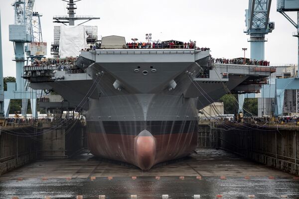 Авианосец USS Gerald R. Ford (CVN-78) в сухом доке Авианосец USS Gerald R. Ford (CVN-78) в сухом доке