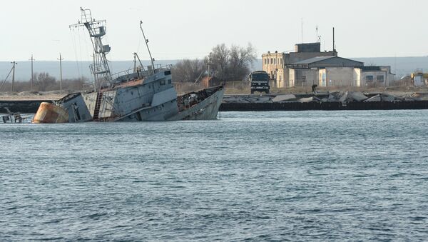 Затопленные корабли на озере Донузлав в Крыму. Архивное фото Затопленные корабли на озере Донузлав в Крыму. Архивное фото