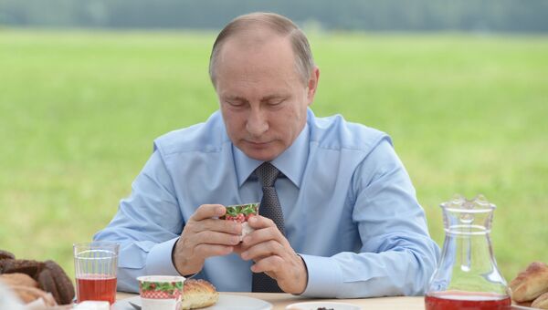 Владимир Путин во время посещения агрофирмы Дмитрова Гора в Тверской области. 28 июля 2016 Владимир Путин во время посещения агрофирмы Дмитрова Гора в Тверской области. 28 июля 2016