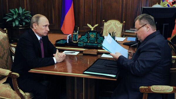 Президент России Владимир Путин и полномочный представитель президента РФ в ЮФО Владимир Устинов. Архивное фото Президент России Владимир Путин и полномочный представитель президента РФ в ЮФО Владимир Устинов. Архивное фото