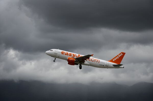 Самолет британский авиакомпании-лоукостера EasyJet во время полета Самолет британский авиакомпании-лоукостера EasyJet во время полета