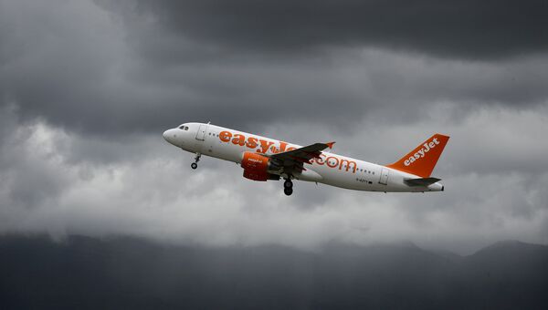 Самолет британский авиакомпании-лоукостера EasyJet во время полета. Архивное фото Самолет британский авиакомпании-лоукостера EasyJet во время полета. Архивное фото