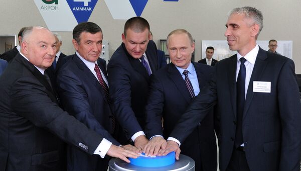 Владимир Путин во время запуска нового проекта публичного акционерного общества Акрон. Архивное фото Владимир Путин во время запуска нового проекта публичного акционерного общества Акрон. Архивное фото