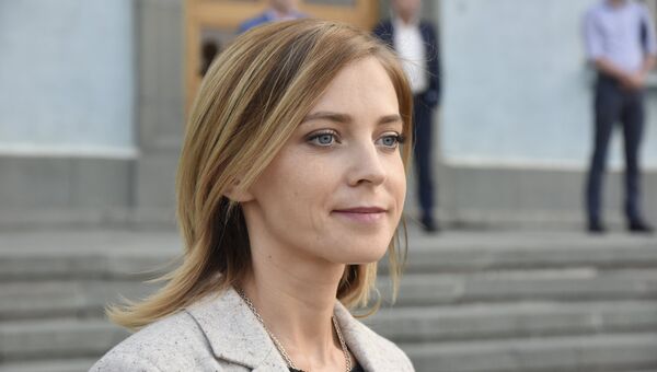 Прокурор Республики Крым Наталья Поклонская перед началом встречи в Симферополе делегатов парламента Франции с главой Республики Крым Сергеем Аксеновым Прокурор Республики Крым Наталья Поклонская перед началом встречи в Симферополе делегатов парламента Франции с главой Республики Крым Сергеем Аксеновым