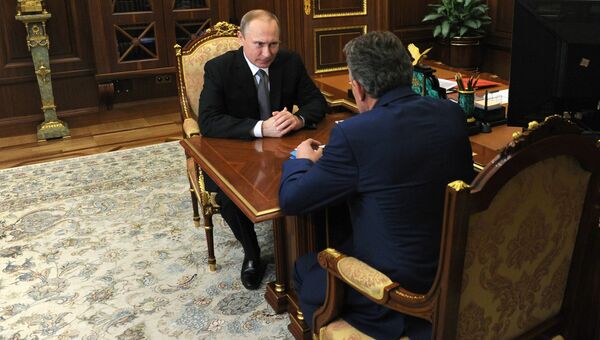 Президент РФ Владимир Путин во время встречи в Кремле с председателем Внешэкономбанка Сергеем Горьковым. 3 августа 2016 Президент РФ Владимир Путин во время встречи в Кремле с председателем Внешэкономбанка Сергеем Горьковым. 3 августа 2016