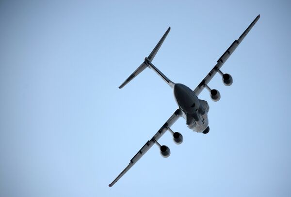 Самолет ИЛ-76МД-90А во время тренировочного полета участников перед Международным авиационно-космическим салоном МАКС-2013 в Жуковском Самолет ИЛ-76МД-90А во время тренировочного полета участников перед Международным авиационно-космическим салоном МАКС-2013 в Жуковском