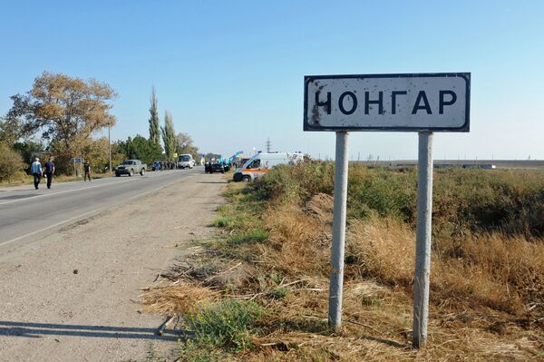Указатель поселка Чонгар, у которого активисты блокируют автомобильную трассу на границе Украины и Крыма. 2015 год Указатель поселка Чонгар, у которого активисты блокируют автомобильную трассу на границе Украины и Крыма. 2015 год