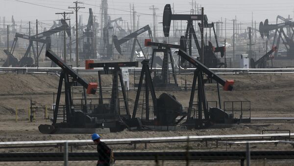 Добыча нефти. Архивное фото Добыча нефти. Архивное фото