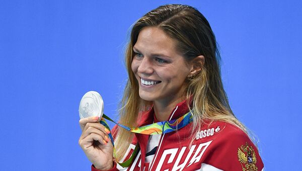 Юлия Ефимова, завоевавшая серебряную медаль на соревнованиях по плаванию на дистанции 100 м брассом на XXXI летних Олимпийских играх Юлия Ефимова, завоевавшая серебряную медаль на соревнованиях по плаванию на дистанции 100 м брассом на XXXI летних Олимпийских играх