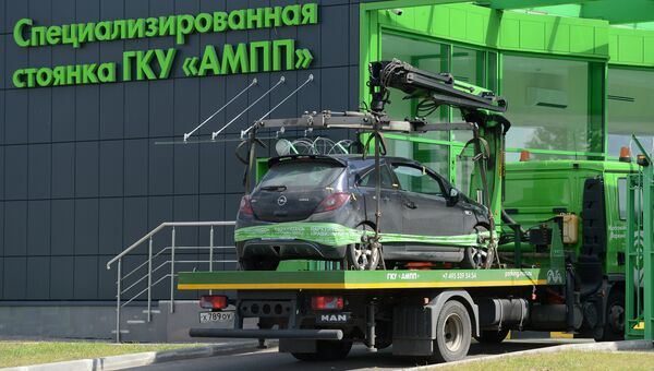 Эвакуатор привез автомобиль нарушителя правил парковки на спецстоянку администрации Московского парковочного пространства. Архивное фото Эвакуатор привез автомобиль нарушителя правил парковки на спецстоянку администрации Московского парковочного пространства. Архивное фото