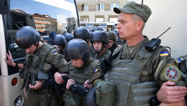 Военнослужащие внутренних войск Украины возле Оболонского суда в Киеве, который рассматривает дело участников батальона Торнадо. Архивное фото Военнослужащие внутренних войск Украины возле Оболонского суда в Киеве, который рассматривает дело участников батальона Торнадо. Архивное фото