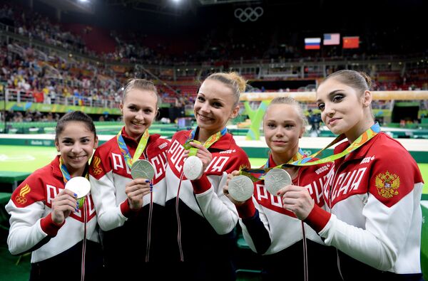 Российские гимнастки Седа Тутхалян, Дарья Спиридонова, Мария Пасека, Ангелина Мельникова и Алия Мустафина, завоевавшие серебряные медали на XXXI летних Олимпийских играх Российские гимнастки Седа Тутхалян, Дарья Спиридонова, Мария Пасека, Ангелина Мельникова и Алия Мустафина, завоевавшие серебряные медали на XXXI летних Олимпийских играх