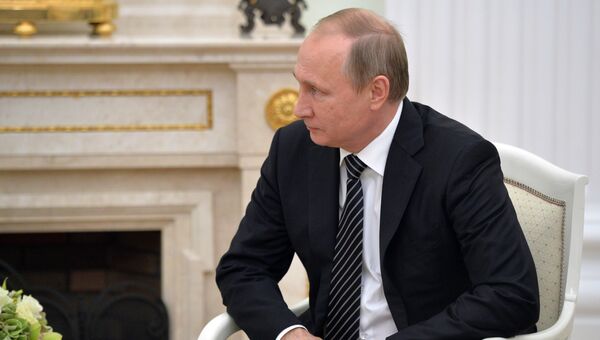 Президент России Владимир Путин во время встречи в Кремле с президентом Армении Сержем Саргсяном. 10 августа 2016 Президент России Владимир Путин во время встречи в Кремле с президентом Армении Сержем Саргсяном. 10 августа 2016