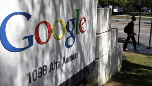Логотип компании Google у здания штаб-квартиры в Маунтин-Вью, Калифорния, США. Архивное фото Логотип компании Google у здания штаб-квартиры в Маунтин-Вью, Калифорния, США. Архивное фото