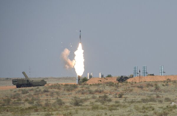 Зенитный ракетный комплекс С-300ПС во время международного конкурса Ключи от неба Зенитный ракетный комплекс С-300ПС во время международного конкурса Ключи от неба