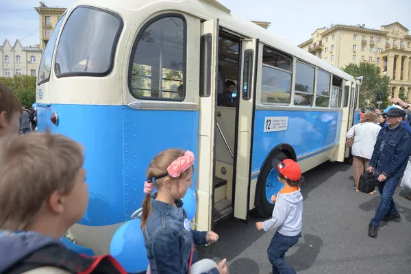 Посетители рядом с автобусам ЛиАЗ-158 на празднике московского автобуса