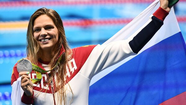Юлия Ефимова (Россия), завоевавшая серебряную медаль в плавании на 200 м брассом среди женщин, на церемонии награждения XXXI летних Олимпийских игр. Архивное фото Юлия Ефимова (Россия), завоевавшая серебряную медаль в плавании на 200 м брассом среди женщин, на церемонии награждения XXXI летних Олимпийских игр. Архивное фото