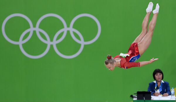 Ангелина Мельникова (Россия) выполняет вольные упражнения в командном многоборье среди женщин на соревнованиях по спортивной гимнастике на XXXI летних Олимпийских играх Ангелина Мельникова (Россия) выполняет вольные упражнения в командном многоборье среди женщин на соревнованиях по спортивной гимнастике на XXXI летних Олимпийских играх
