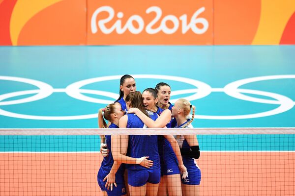 Игроки сборной России радуются выигранному очку в матче группы А женского волейбольного турнира между сборными командами России и Аргентины на XXXI летних Олимпийских играх Игроки сборной России радуются выигранному очку в матче группы А женского волейбольного турнира между сборными командами России и Аргентины на XXXI летних Олимпийских играх