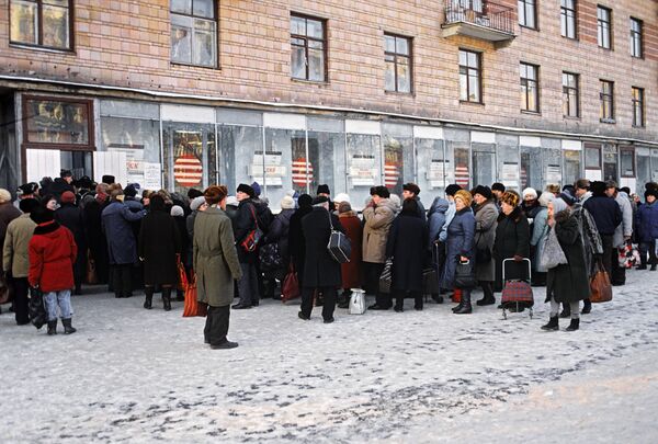 Очередь в продуктовый магазин в Москве Очередь в продуктовый магазин в Москве