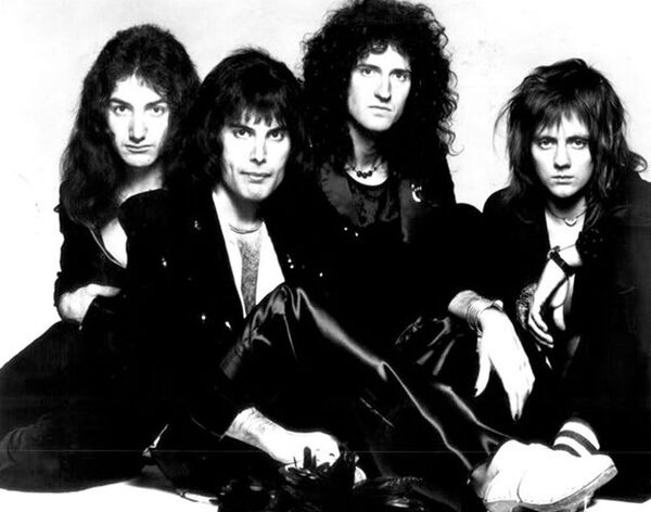 Группа Queen с солистом Фредди Меркьюри Группа Queen с солистом Фредди Меркьюри