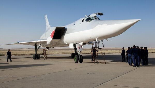 Дальний сверхзвуковой бомбардировщик-ракетоносец Ту-22 М3 на авиабазе Хамадан в Иране. Август 2016 Дальний сверхзвуковой бомбардировщик-ракетоносец Ту-22 М3 на авиабазе Хамадан в Иране. Август 2016