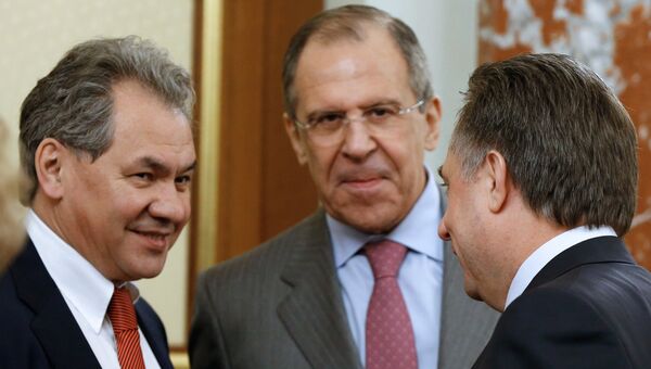 Министр обороны РФ Сергей Шойгу, министр иностранных дел РФ Сергей Лавров, министр спорта РФ Виталий Мутко на заседании кабинета министров РФ Министр обороны РФ Сергей Шойгу, министр иностранных дел РФ Сергей Лавров, министр спорта РФ Виталий Мутко на заседании кабинета министров РФ